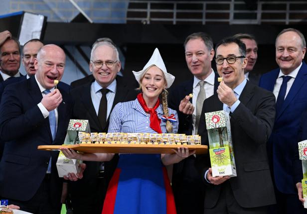 Cem Özdemir, damals Bundesminister für Ernährung und Landwirtschaft, und der Regierende Bürgermeister von Berlin, Kai Wegner, 2024 bei der Internationalen Grüne Woche in Berlin.