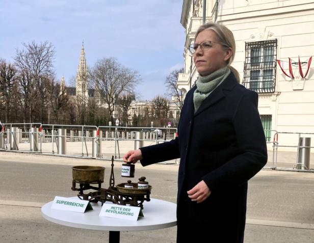 MEDIENAKTION DIE GRÜNEN "EIN JAHR BUNDESREGIERUNG, EIN JAHR UNGERECHTE KÜRZUNGEN": GEWESSLER (GRÜNE)