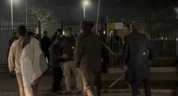 Männer gingen mit Holzbretter aufeinander los