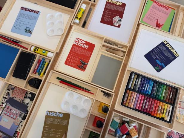 Verschiedene Bastel- und Malkästen mit Materialien und Anleitungen für Aquarell, Collage, Origami, Linolschnitt, Tusche und Öl-Pastell.