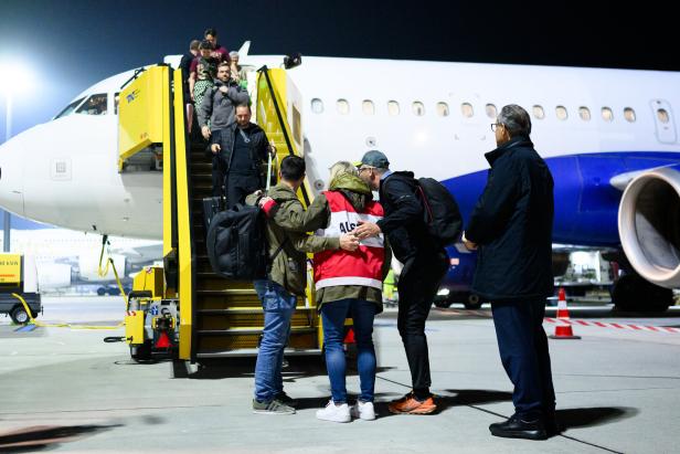 CHARTERMASCHINE MIT AUSGEFLOGENEN ÖSTERREICHERN AUS MASKAT IN WIEN-SCHWECHAT GELANDET: MEINL-REISINGER (NEOS) / OFNER