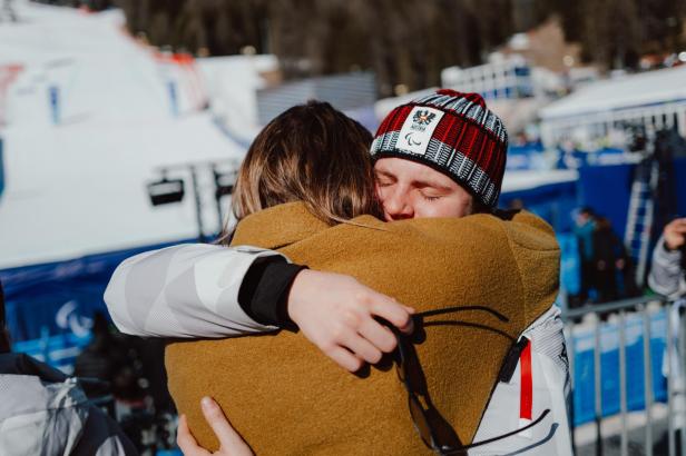 Elisabeth Aigner umarmt Schwester Veronika Aigner.