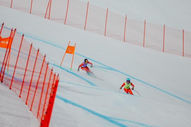 Lilly Sammer und Veronika Aigner auf der Piste.