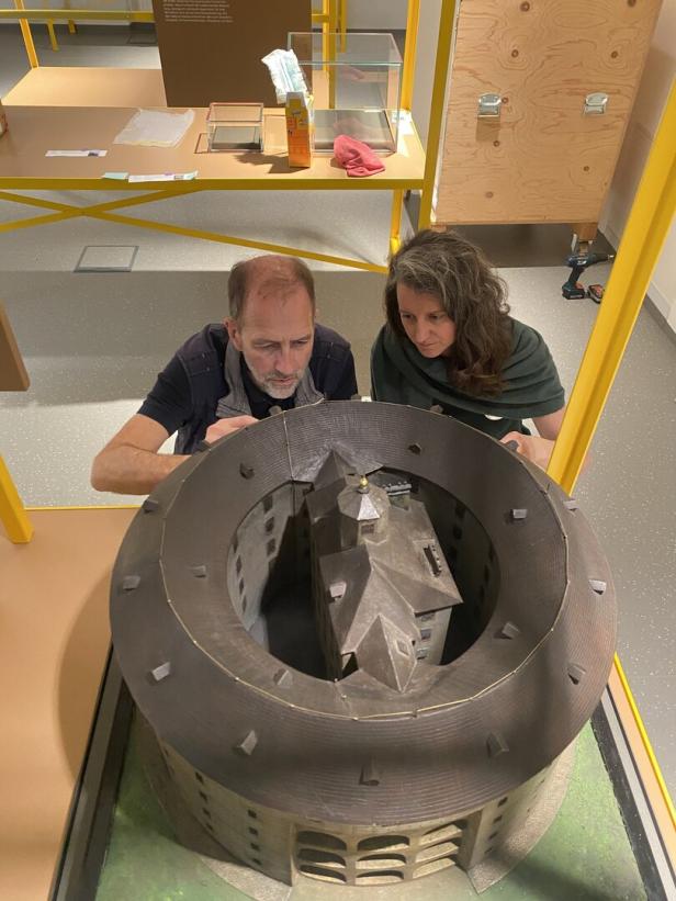 Sensible Tätigkeit: Wittig und Weixelbaumer überprüfen die Beschaffenheit des Narrenturm-Modells.  