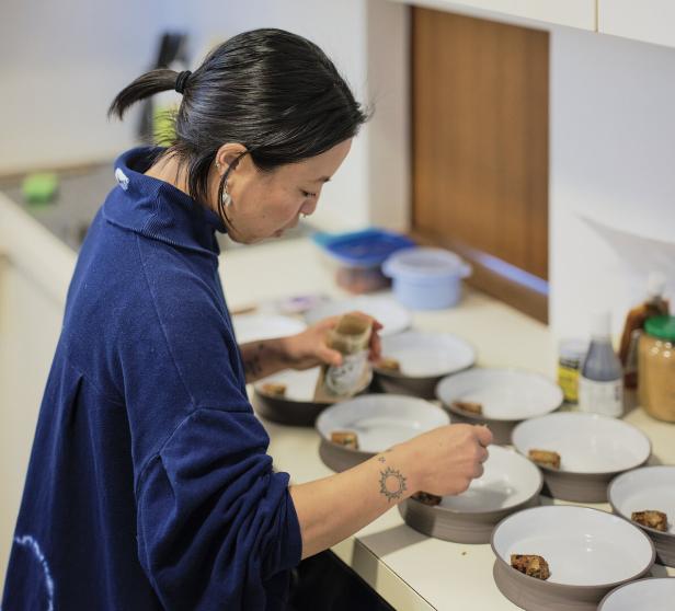 Köchin Yoshie Itasaka verbindet Regionales mit Zutaten, die sie aus Japan mitbringt.