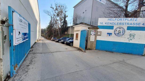 Die Warnung vor einer Besitzstörung befindet sich gut versteckt links am Tor beim Helfort-Platz.