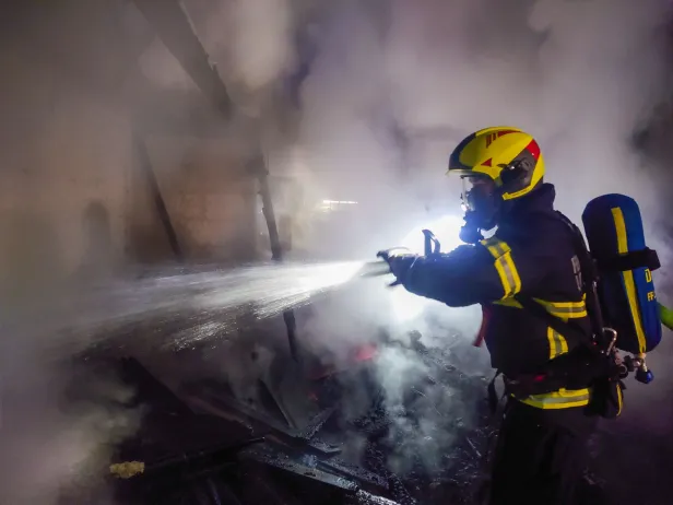 Feuerwehrmann löscht Brand