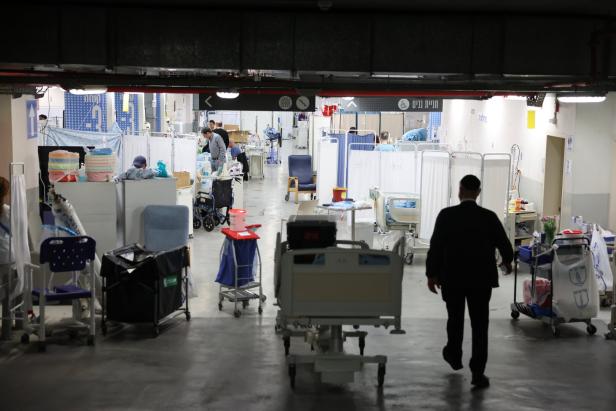 Israel verlegt in Tel Aviv Patienten und medizinisches Personal in eine umgebaute Tiefgarage.