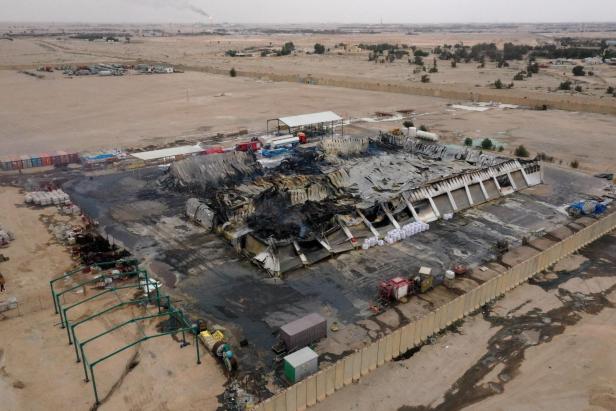 Eine Drohnenaufnahme zeigt die Schäden an einem Komplex mit Büros und Lagerhäusern des US-Unternehmens Halliburton nach einem Drohnenangriff im Irak.