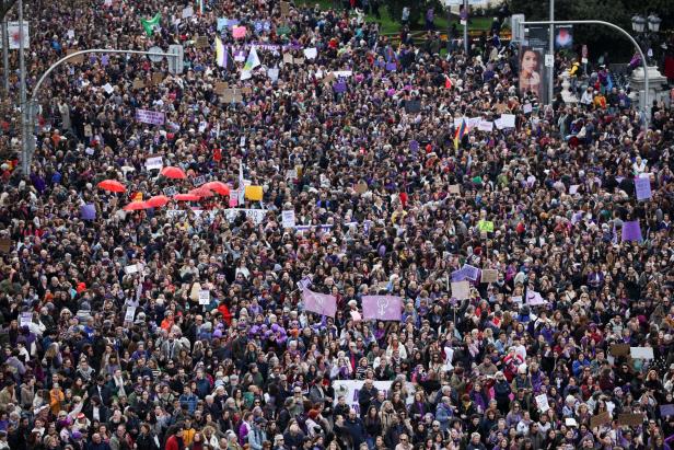 Zehntausende protestierten in Spanien für Gleichberechtigung - und gegen den Iran-Krieg
