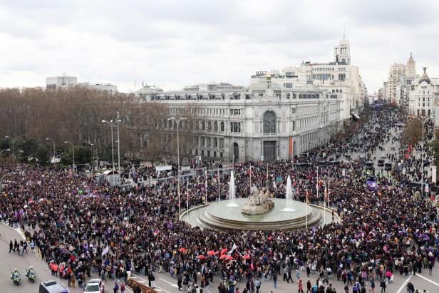 Zehntausende protestierten in Spanien für Gleichberechtigung - und gegen den Iran-Krieg