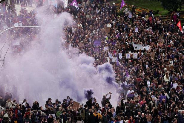 Zehntausende protestierten in Spanien für Gleichberechtigung - und gegen den Iran-Krieg