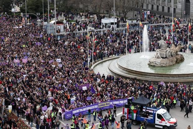 Zehntausende protestierten in Spanien für Gleichberechtigung - und gegen den Iran-Krieg