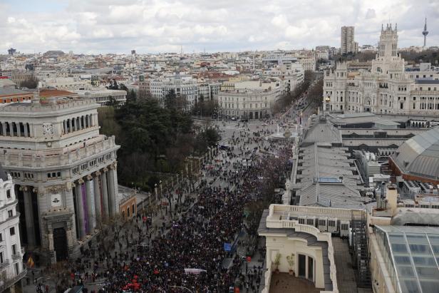 Zehntausende protestierten in Spanien für Gleichberechtigung - und gegen den Iran-Krieg