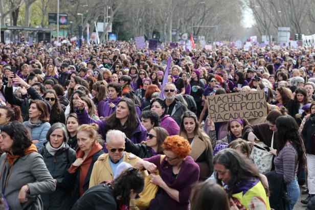Zehntausende protestierten in Spanien für Gleichberechtigung - und gegen den Iran-Krieg