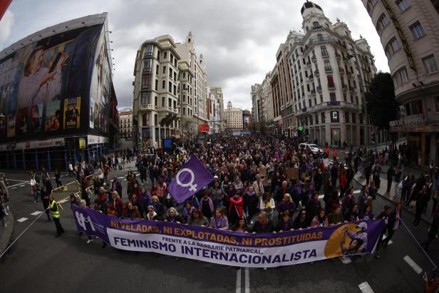 Zehntausende protestierten in Spanien für Gleichberechtigung - und gegen den Iran-Krieg
