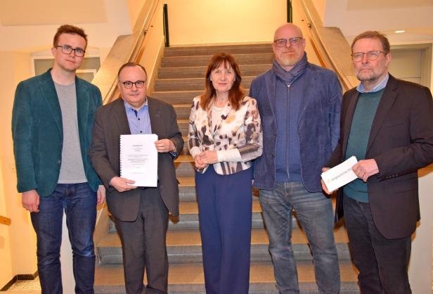 Fünf Personen stehen nebeneinander