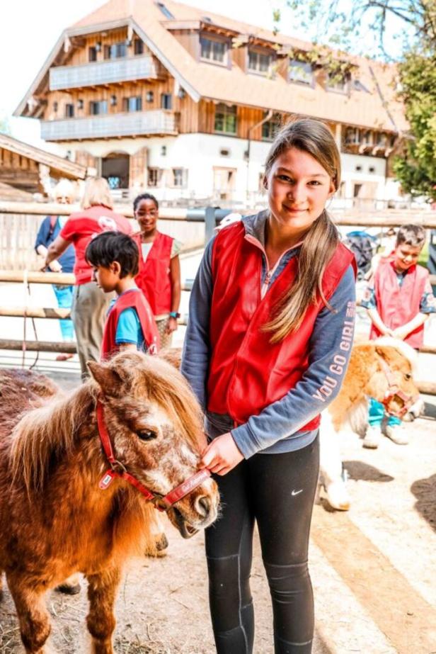 Mädchen mit einem Pony