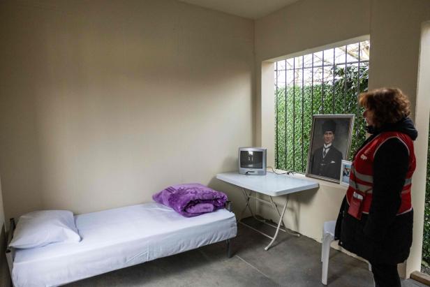 Aktivisten haben vor dem berüchtigten Hochsicherheitsgefängnis in Silivri die karge Replik einer Zelle aufgebaut.