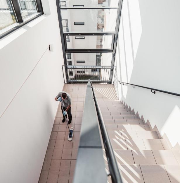 Robuste, pflegeleichte Fliesen und klare Strukturen im Treppenhaus zeigen, wie durchdachte Materialwahl und Architektur den Gebäudebetrieb und die Wartung erleichtern.