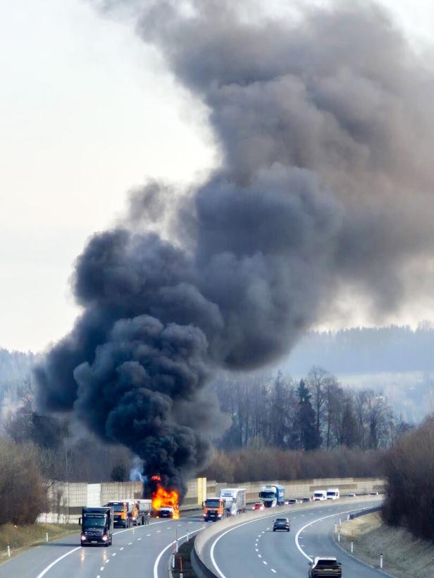 Mächtige Rauchwolke auf A1