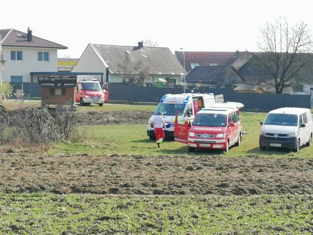 Einsatzkräfte bei der Unfallstelle  