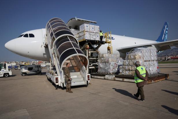 Ein Flugzeug, beladen mit humanitärer Hilfe der EU und UNICEF, landet in Beirut.