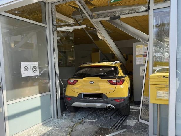 Gelber Pkw parkte in der Postfiliale