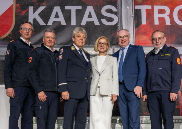 Ehrengäste bei Containerterminal 