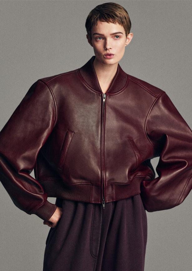 Frau in kurzer Brauner Lederjacke