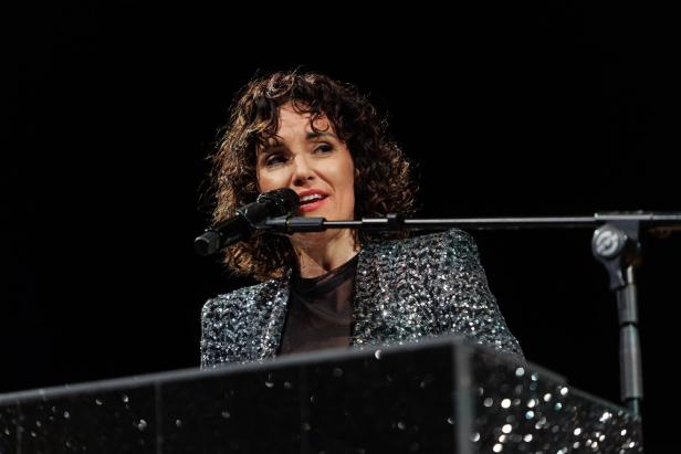 Eine Frau vor dunklem Hintergrund