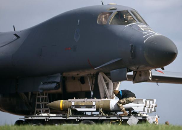 Eine Rakete vor einem Flugzeug