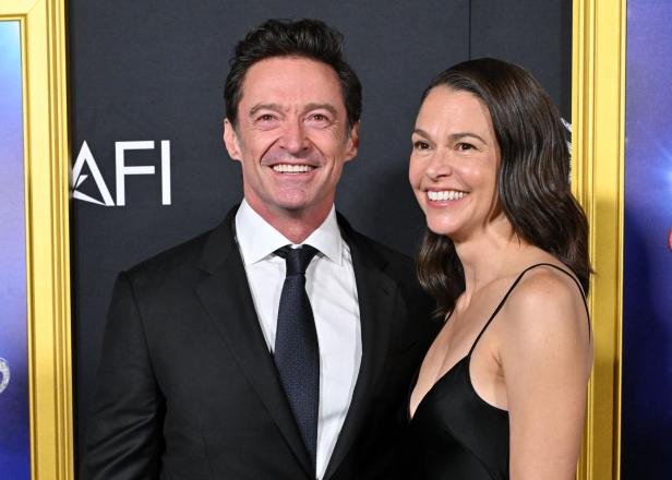 Hugh Jackman und Sutton Foster lächeln auf einem Event.