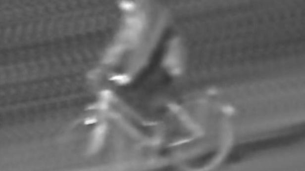 Der mutmaßliche Brandstifter wurde von einer Überwachungskamera mehrmals gefilmt.