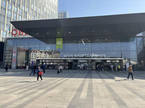 Vorplatz am Hauptbahnhof Wien