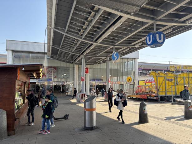 Franz-Jonas-Platz vor dem Bahnhof Floridsdorf