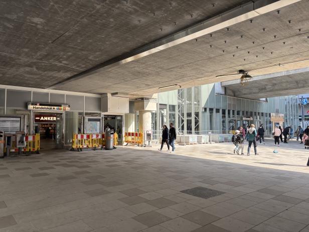 Maria-Restutia-Platz vor dem Bahnhof Handelskai