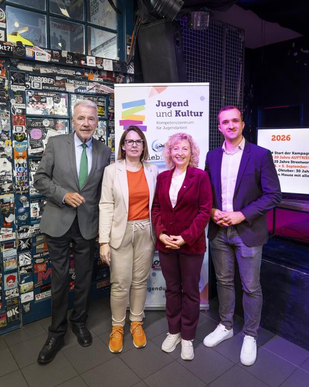 Vier Personen stehen nebeneinander