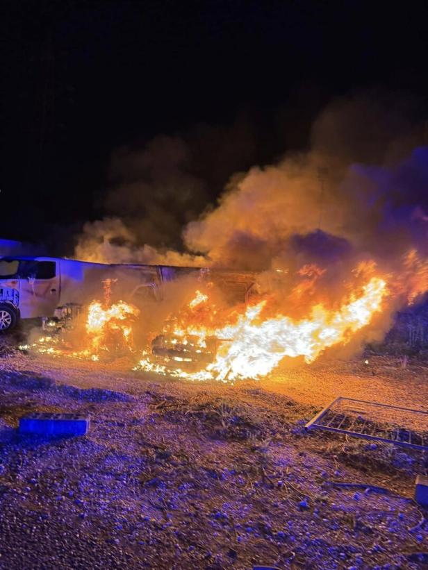 13 Elektro-Transporter wurden bei dem Brand zerstört.