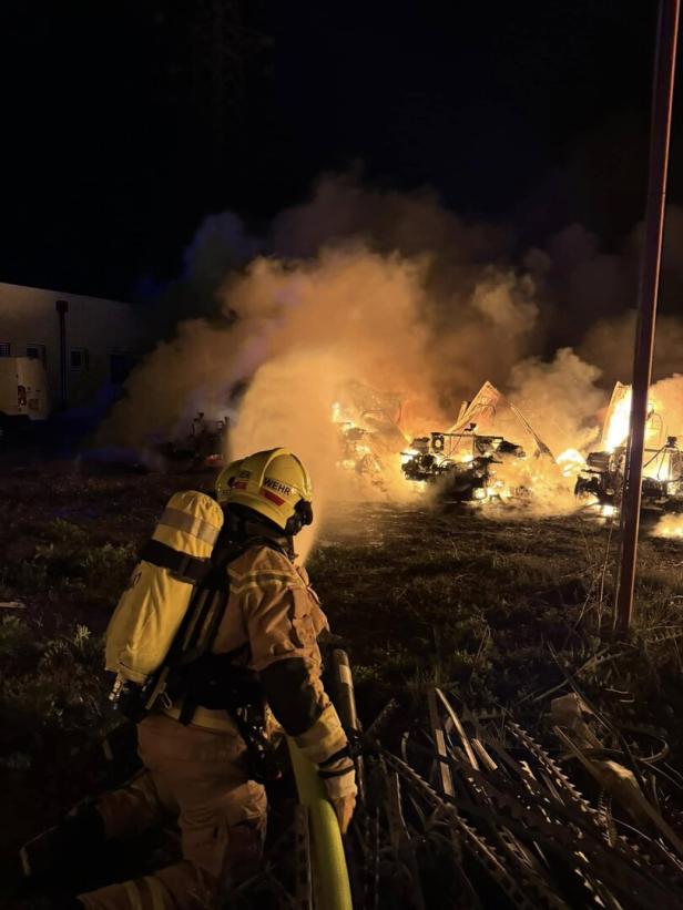 13 Elektro-Transporter wurden bei dem Brand zerstört.