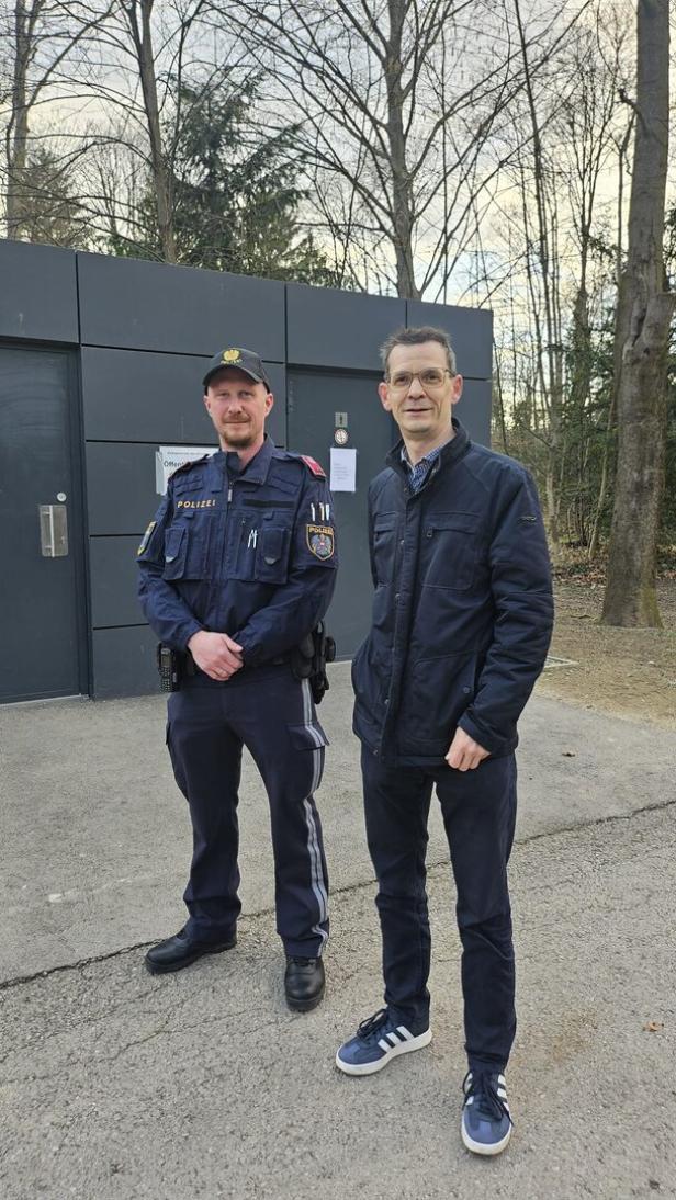 Bürgermeister Peter Teix mit einem Beamten der Stadtpolizei beim Lokalaugenschein im Stadtpark.