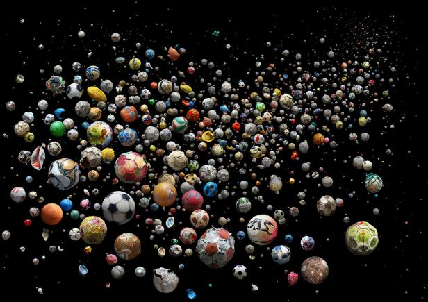 769 Fußballbälle (und Teile davon) aus Plastikmüll im Meer, gesammelt in nur vier Monaten von 89 Bürgern an 144 verschiedenen Stränden in 41 Ländern und Inseln weltweit. 