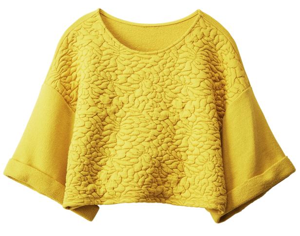 Ein gelbes Sweatshirt mit dreiviertellangen Ärmeln und einem gesteppten Blumenmuster.