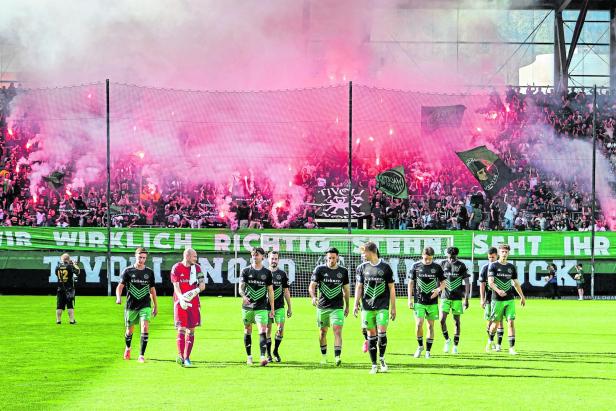 Die Fans des FC Wacker feiern ihre Mannschaft