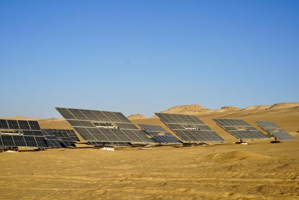 Solarmodule in einer Wüste 