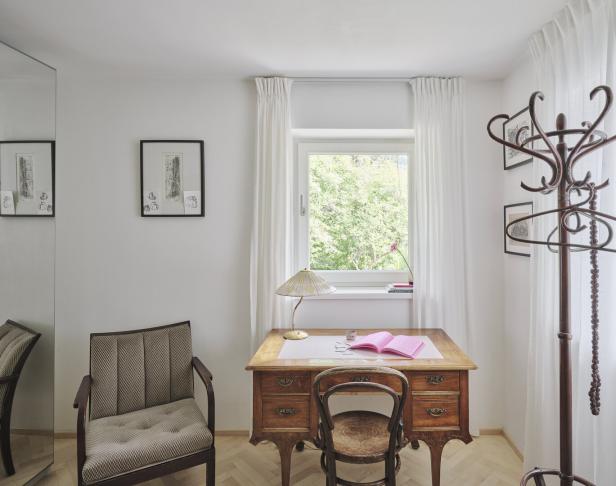 Zimmer mit Schreibtisch