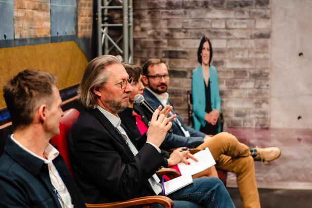 Jurymitglieder diskutieren beim SALZ-Festival während eines Start-up-Pitchs, einer der Höhepunkte des Events im Messezentrum Salzburg.
