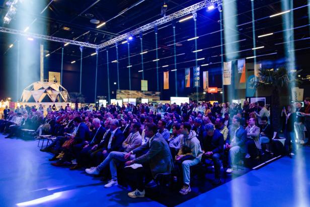 SALZ 2026: Großes Publikum vor einer Bühne.