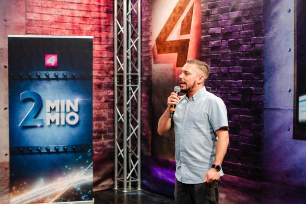 Ein Mann präsentiert bei 2 Minuten 2 Millionen seine Idee.
