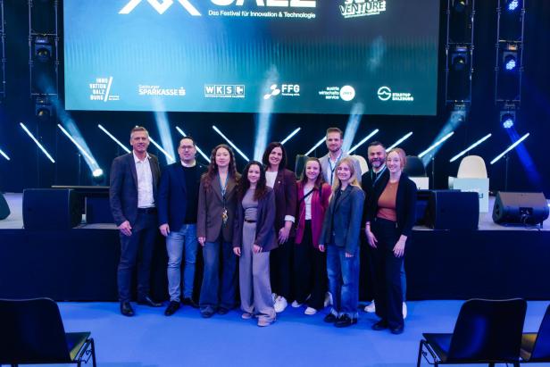 SALZ 2026: eine Gruppe an Personen steht vor der Bühne und lächelt.